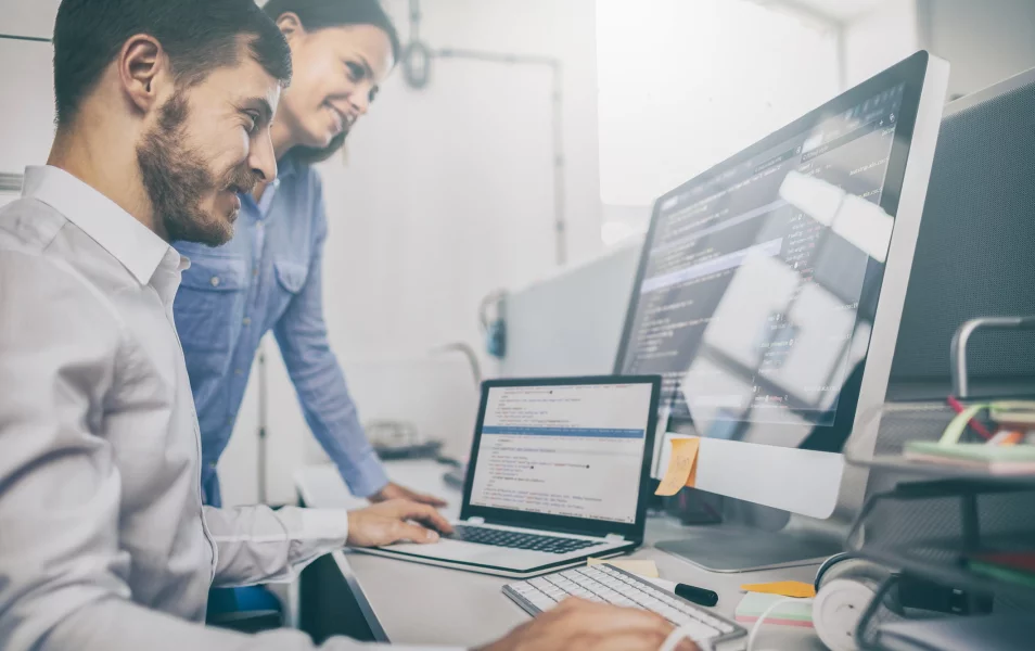 Tím java developerov komunikujú ohľadom projektu