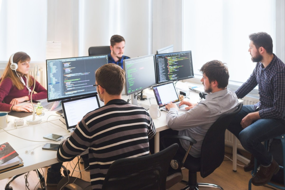 Výška platu Java programátora na pozícii junior, medior a senior