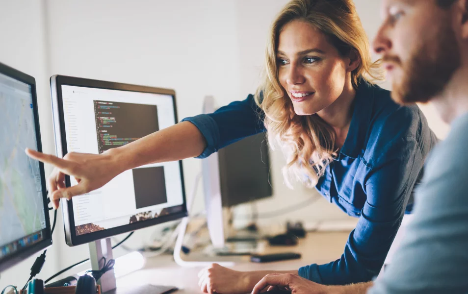 Žena programátorka nieco vysvetľuje svojmu kolegovy