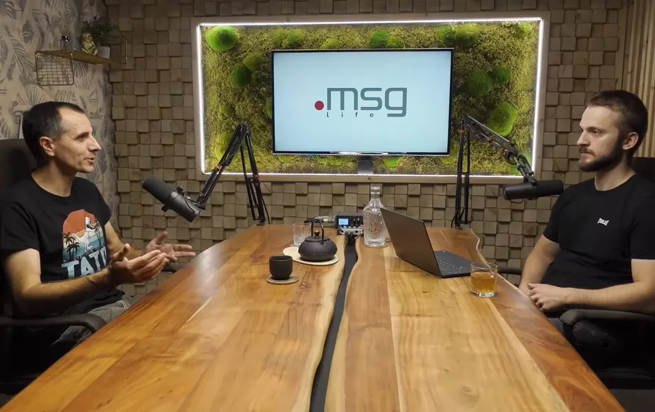 Scrum Master Michal von msg life und Michal Hucko unterhalten sich im Studio während der Podcast Aufnahme .